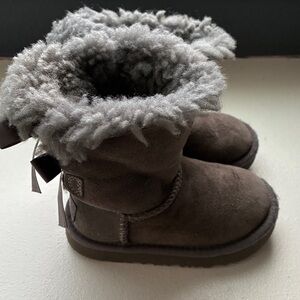 UGG little girl Mini Bailey Bow, Charcoal Shearling Boots with Satin Bows